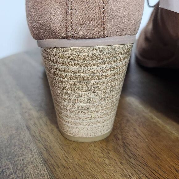 Dolce Vita DV8 Tan Perforated Faux Suede Ankle Boots NWOT Size 8.5 - Picture 6 of 11